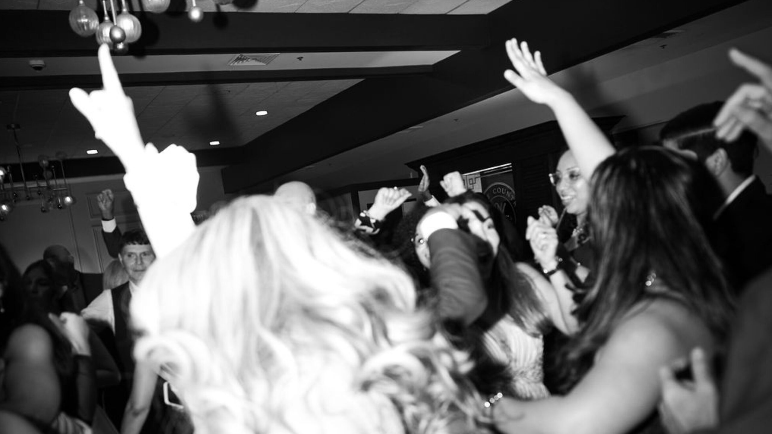 DJ Phil encendiendo una pista de baile llena en una boda del sur de Florida