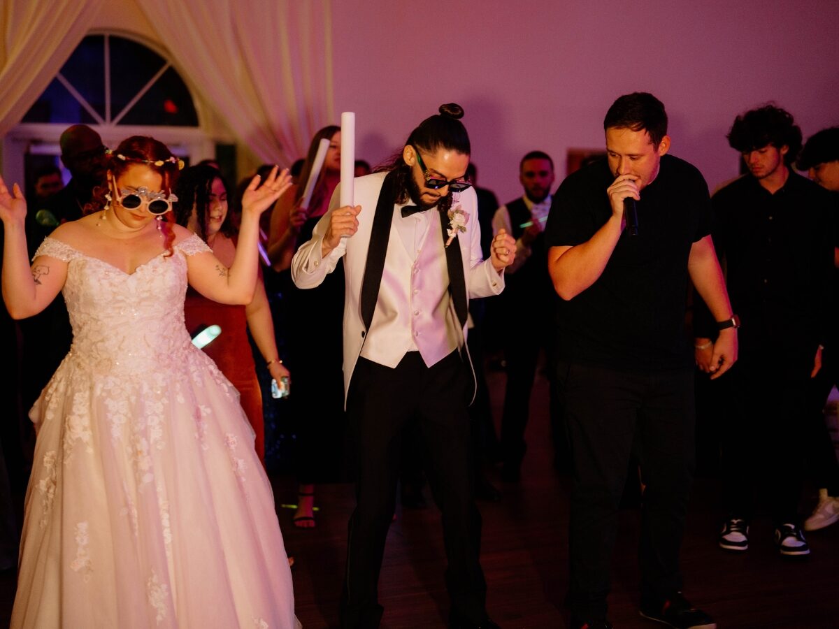 Drew Segura bailando con los recién casados en la pista de baile de Vista Lago Ballroom