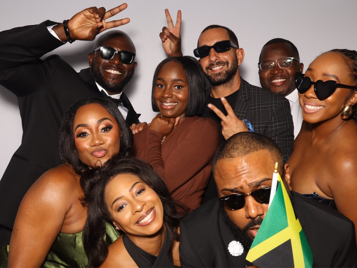 Recién casados sonriendo en la Lux Booth de bodas en Miami