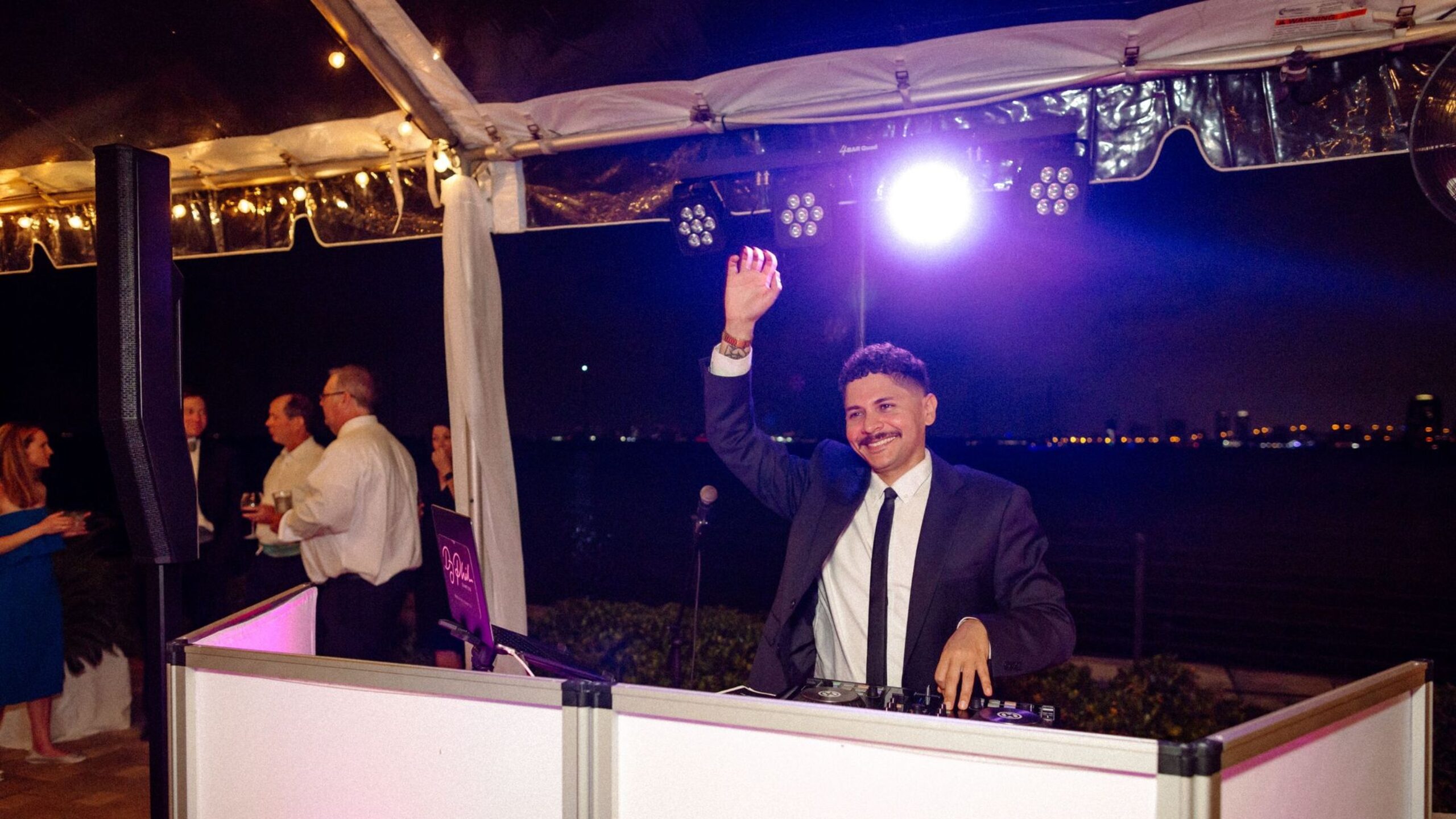 DJ Phil actuando en una recepción de boda en el sur de Florida